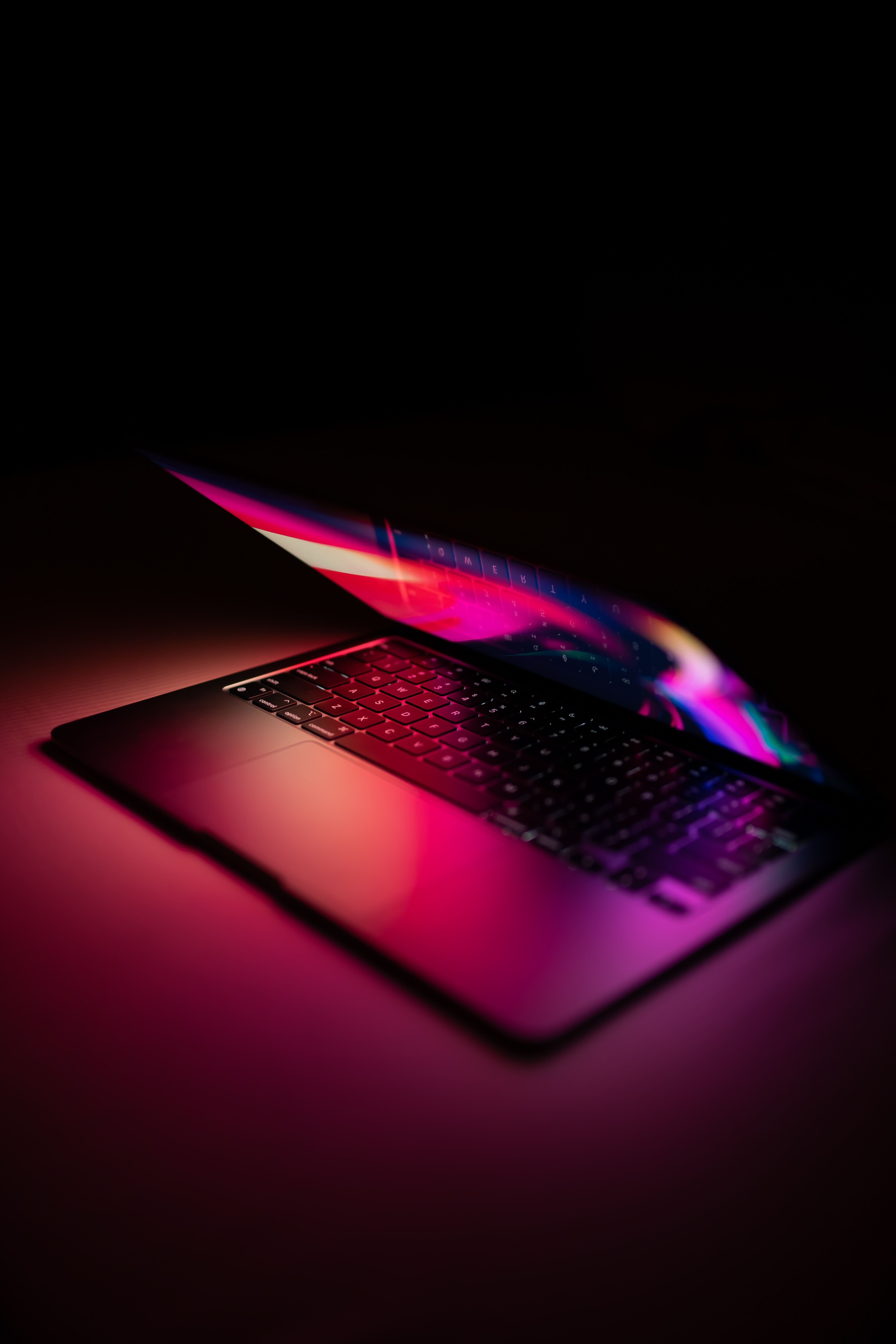 Laptop con luz de pantalla dramática, toma de héroe
