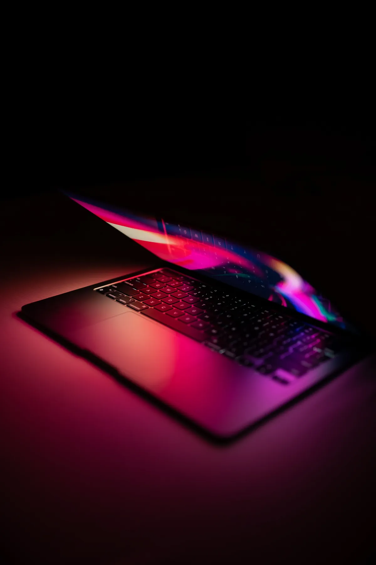 Laptop encendida lista para entrega en pedidos por volumen