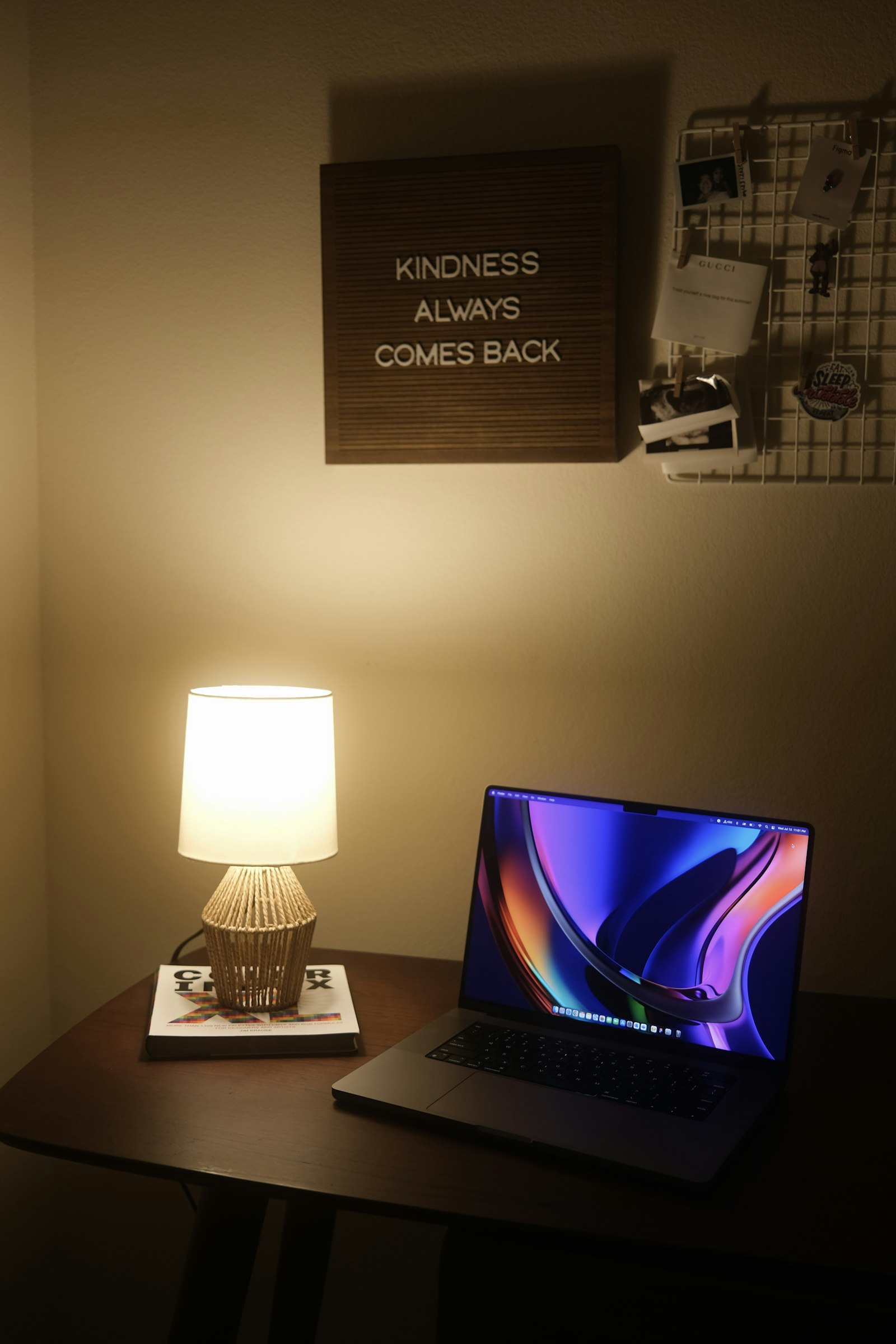 Laptop sobre escritorio con lámpara, toma de contexto